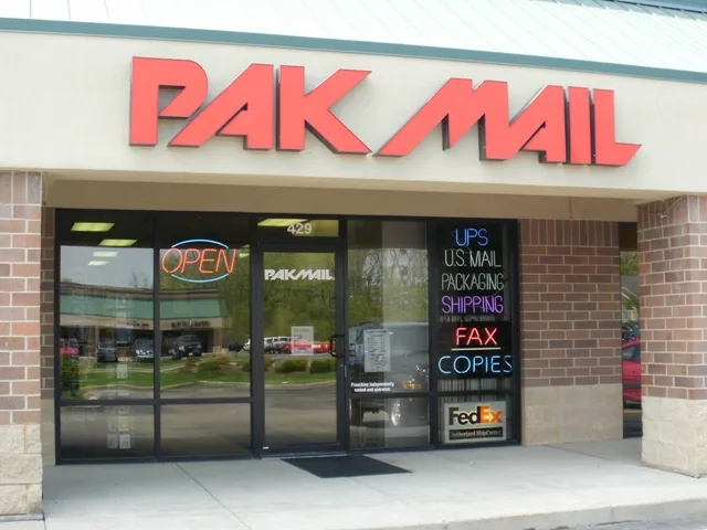 Pak Mail — exterior