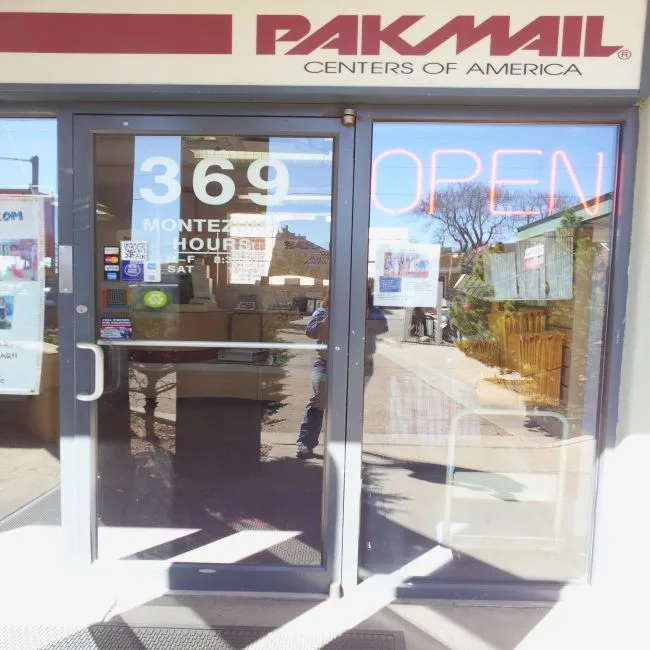 Pak Mail — exterior